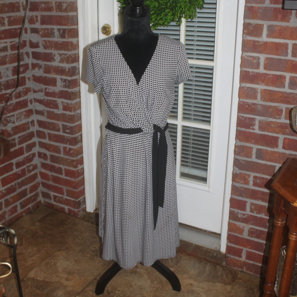 Liz Claiborne dress black white print cap sleeve wrap black tie belt size 8 EUC…